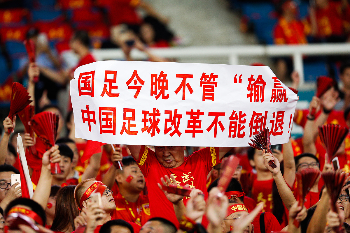 关于国内足球职业比赛势如破竹，球队追求胜利梦想的信息